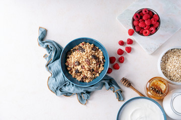Obraz na płótnie Canvas Granola breakfast in ceramic bowl