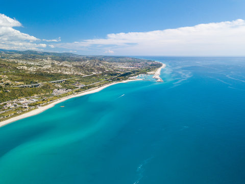 Roccella Ionica o Jonica, citt&agrave; in provincia di Reggio Calabria con affaccio sul mar Ionio Mediterraneo. Vista della costa sabbiosa, del castello e del porto dall'alto in Estate.