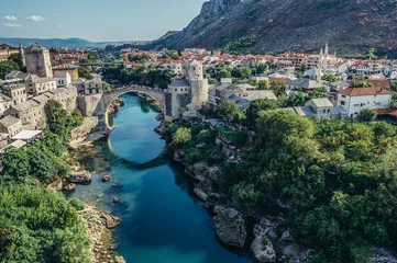 Fotobehang Stari Most Uitzicht met Stari Most, gereconstrueerde 16e-eeuwse Ottomaanse brug, belangrijkste attractie van de oude binnenstad van Mostar, Bosnië en Herzegovina