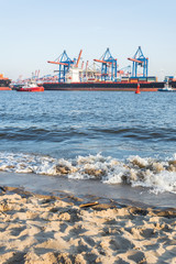Elbstrand mit Containerterminal und Schiffen in Hamburg