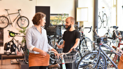 Verkaufsgespräch im fahrradladen - Verkäufer berät Kundin beim Kauf eines Rades // Bicycle shop...