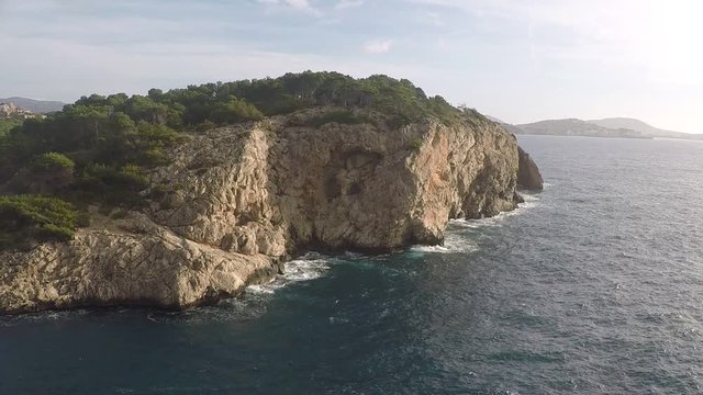 costa de mallorca con vista al mar y  la monta&ntilde;a en un d&iacute;a con mucho viento 