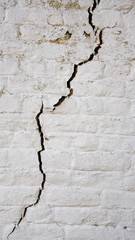 Mur extérieur lézardé