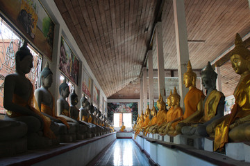 gallery and statues of buddha in a buddhist temple (Wat Phra Si Rattana Mahathat) in Suphan Buri (Thailand)