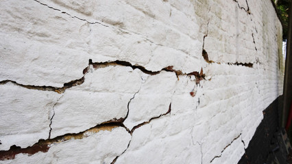 Mur extérieur lézardé
