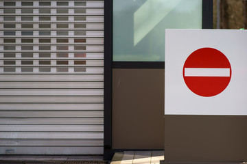 Eine moderne Garagenausfahrt mit einem großen Durchfahrt verboten Schild...