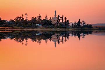 Gordijnen De oude moskee Hala Sultan Tekkes aan de oever van het zoutmeer in Larnaca, Cyprus tijdens de zonsondergang © Evgeni