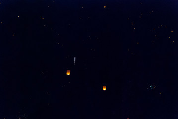 Obraz na płótnie Canvas Light up lanterns flying to the sky at night