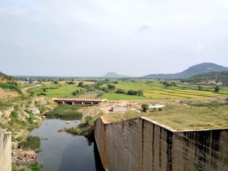 Obraz premium Reservoir green fields