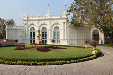 Fototapeta premium building in the royal palace in bang pa-in (thailand) 