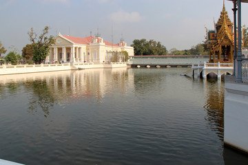 Fototapeta premium canal and buildings in the royal palace in bang pa-in (thailand) 
