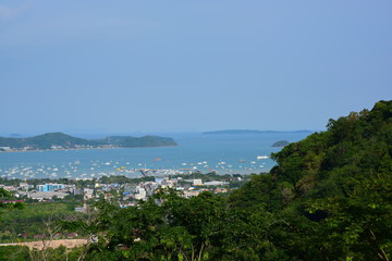 Fototapeta na wymiar Phuket city view Looking from the top of the mountain See the community area Travel boats, islands and beautiful seas
