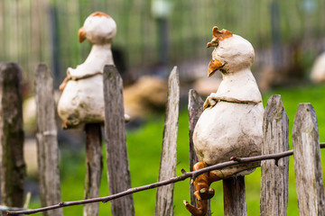 Wiejskie ogrodzenie. Ozdoby na plocie. Drewniany plot. © ff25