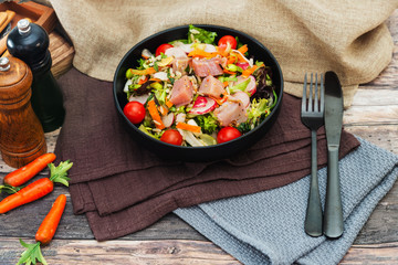 salad crude in melance of beans, kitchen of smoked tuna and sauce wasabi and cincemere