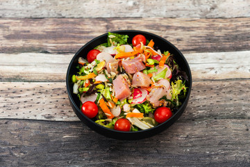 salad crude in melance of beans, kitchen of smoked tuna and sauce wasabi and cincemere