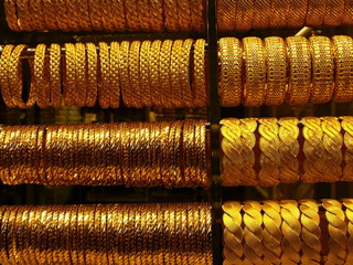 Kunstvoll verzierte goldene Armreifen im traditionellen Seidenbasar Koza Han an der Großen Moschee in der alten osmanischen Hauptstadt Bursa am Uludag Gebirge in der Türkei © Martin Debus