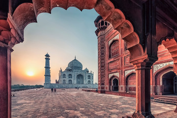 Fototapeta premium Taj Mahal w świetle wschodu słońca, Agra, Indie