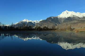 Fototapeta na wymiar Lac, le miroir des montagnes