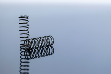 グレーを背景に黒のスプリング、らせんのリフレクト