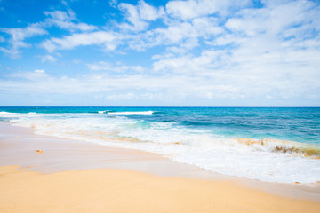 サンディビーチの砂浜、白い波とハロナブルー