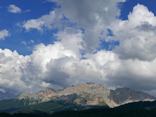 cima delle montagne in lontananza sotto le nuvole