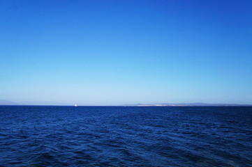 Obraz premium Niebieski port marina w pobliżu miasta.