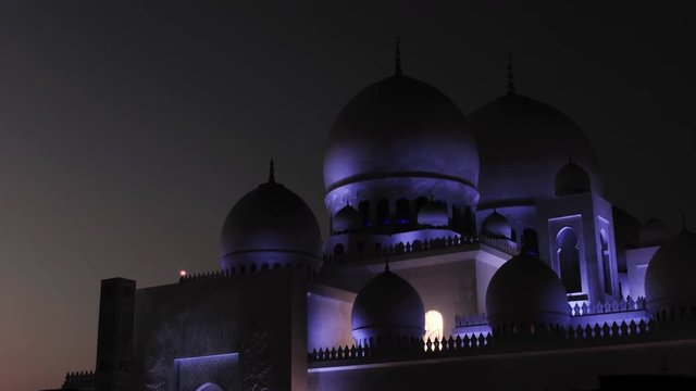 UAE/ABUDHABI - 18 DEZ 2018 - Night view of the great mosque in Abu Dhabi. UAE