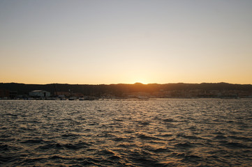 Naklejka premium Sunset on the shore in the evening on the sea in the dark.