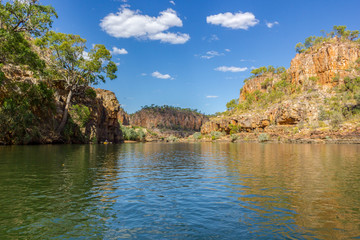 Obraz premium Katherine Gorge on an early morning cruise up the river with wonder reflections and beautiful scenery, Northern Territory, Central Australia.