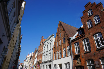 Fototapeta premium historischer Straßenzug Glockengießerstraße in Lübeck