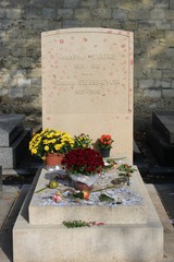 パリ　モンパルナス墓地　サルトルとボーヴォワールのお墓