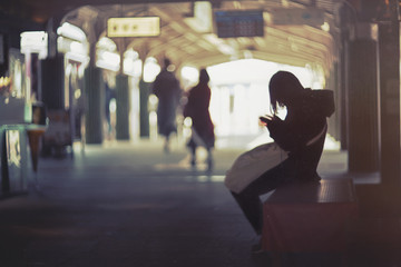 駅で人を待つ女性