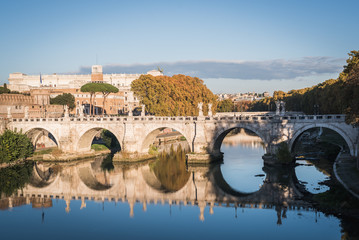 Pont se refletant sur le fleuve Tevere à Rome