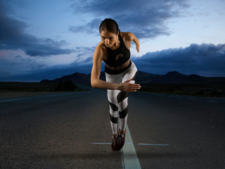 Fototapety  Kobieta sprinter opuszczająca start na drodze