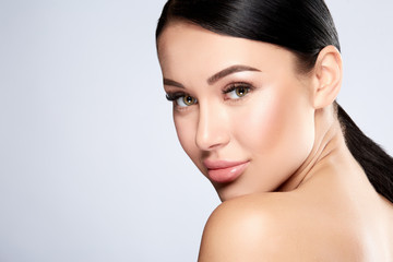 Naklejka premium Beautiful girl at studio background