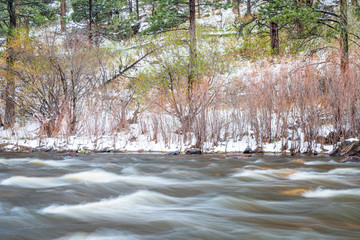 Obraz premium mountain river canyon in early spring