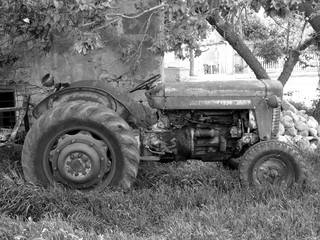 Rostiger ausrangierter alter Traktor im Sommer bei Sonnenschein in der Altstadt von Alacati bei Cesme am Ägäischen Meer in der Provinz Izmir in der Türkei, fotografiert in neorealistischem Schwarzweiß © Martin Debus