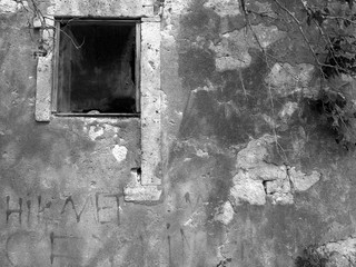 Leerstehendes verfallenes altes Haus mit Fenster in den Gassen der Altstadt von Alacati bei Cesme...