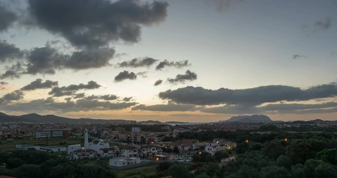 Vista panoramica di Olbia all'alba, sullo sfondo l'isola di Tavolara e il Porto, in basso a sinistra la Parrocchia di San Michele Arcangelo.