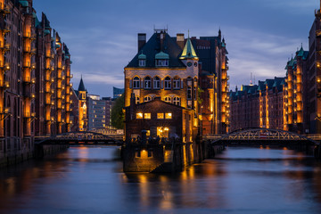 Beleuchtetes Hamburger Wasserschloss in der Speicherstadt nach Sonnenuntergang
