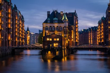 Beleuchtetes Hamburger Wasserschloss in der Speicherstadt nach Sonnenuntergang © Markus