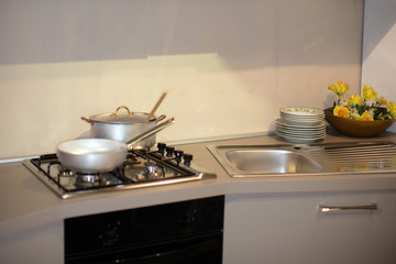 cucina con fornello e pentole