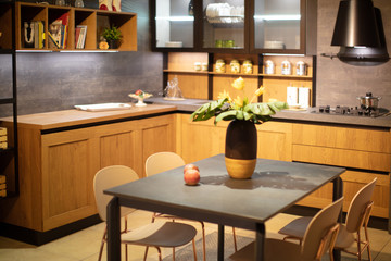 cucina con tavolo e sedie