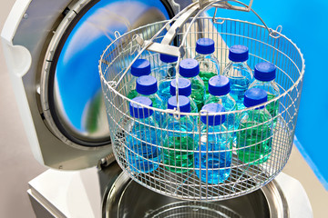 Vertical laboratory autoclaves for sterilizing samples