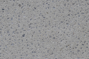 Mit kleinen Steinen schön gestaltete Fassadensteinplatte in Grautönen