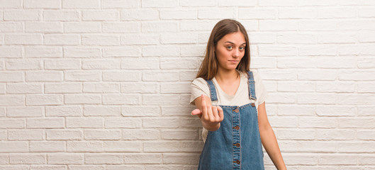 Young hipster woman inviting to come