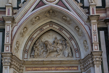 Fototapeta na wymiar Motiv über einem Kirchenportal