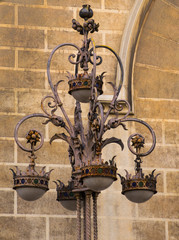 historische Straßenlampe in Perugia mit Blumenornamenten und bunten Glassteinen 