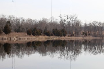 Obraz premium The reflections off the lake water in the countryside.