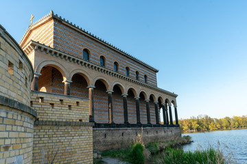 Heilandskirche am Port von Sacrow in Potsdam mit wolkenlosem Himmel und Sonnenschein